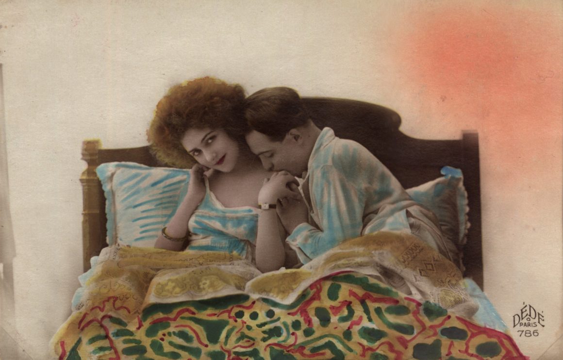 Para w łóżku Pocztówka 1920-1940 Polona