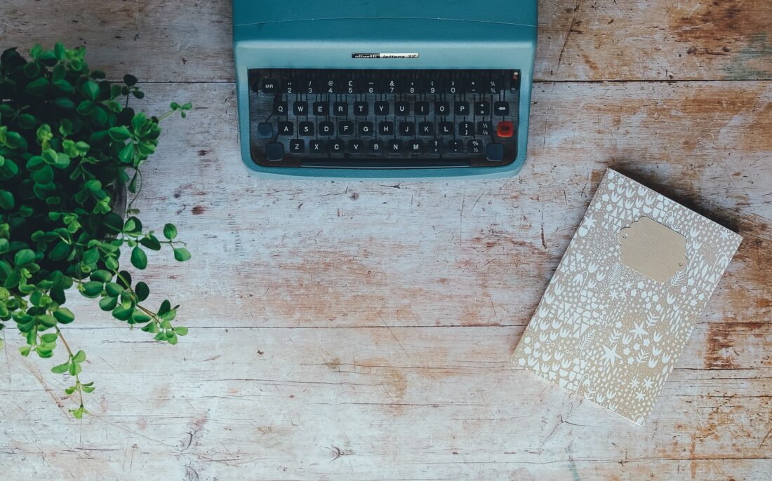 Stara maszyna do pisania, notatnik